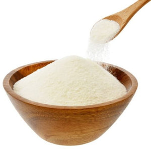 Colágeno bovino en un bol de madera, con una cuchara de madera tomando parte del producto, mostrando presentación natural y saludable