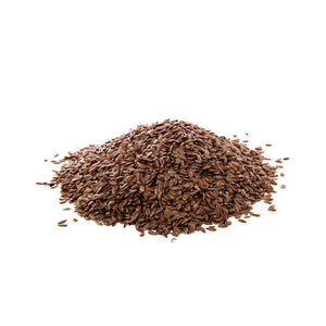 Monto de linaza con fondo blanco mostrando semillas saludables y naturales, ideal para consumo y recetas nutritivas.